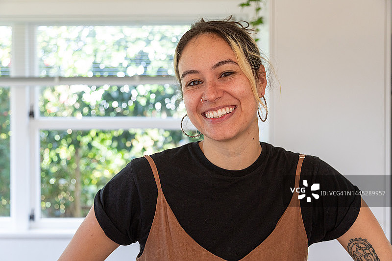 微笑的毛利妇女肖像图片素材