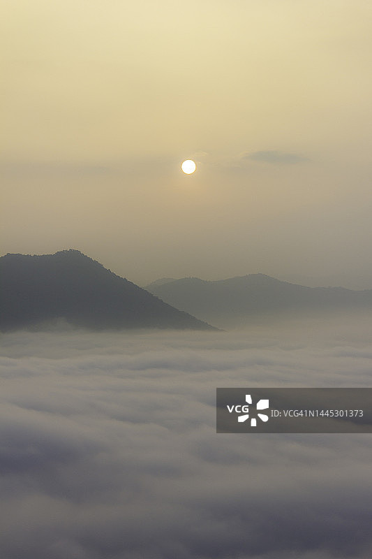 泰国黎逸府山脉云海日出图片素材