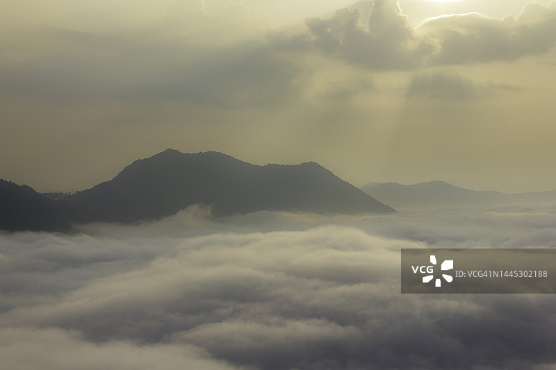 泰国黎逸府山脉云海日出图片素材