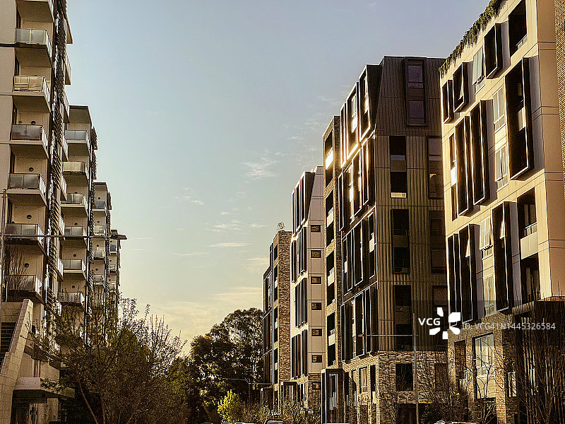 蓝天下的现代公寓楼图片素材