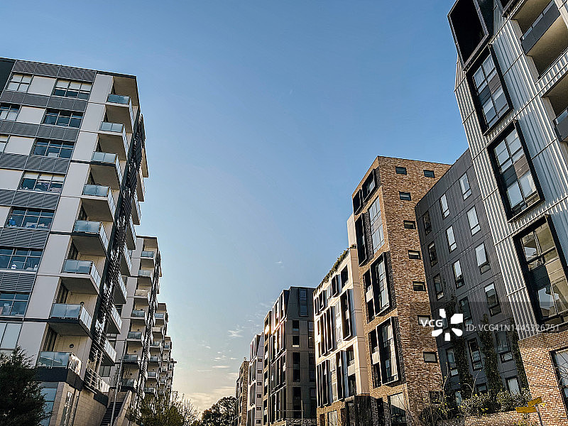 蓝天下的公寓楼，低角度视图图片素材