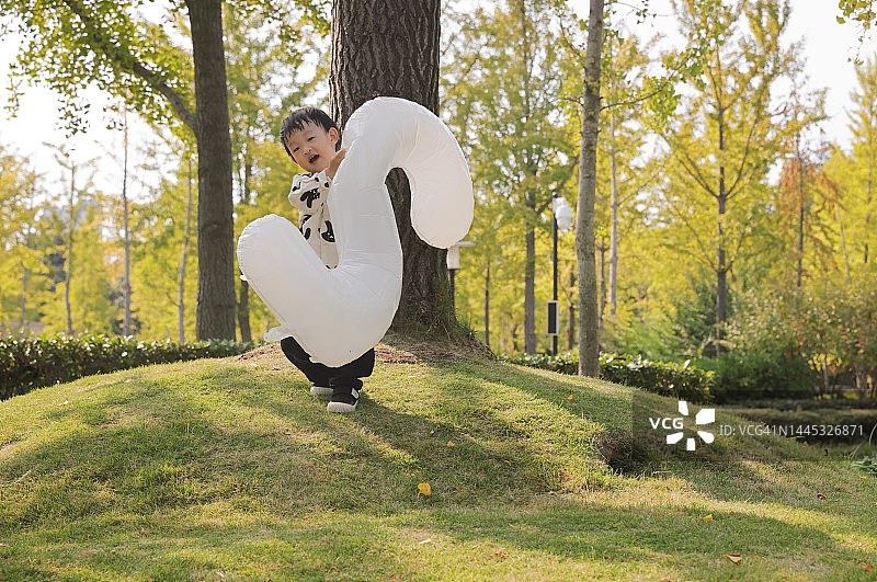 在公园里玩耍的两岁男童图片素材