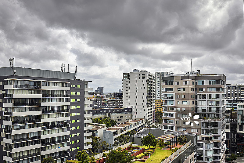 城市公寓楼雨云图片素材
