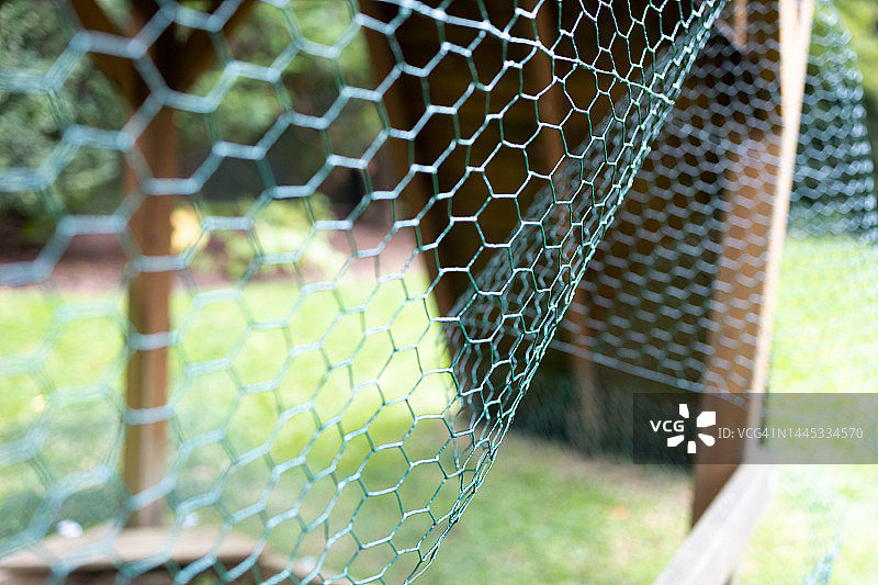 用铁丝网制作笼子图片素材