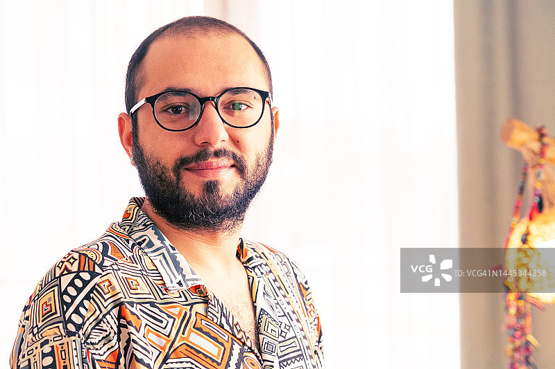 面带微笑的年轻男人图片素材