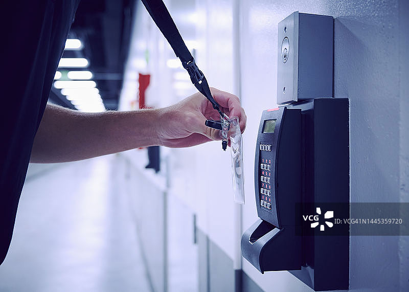 员工使用钥匙卡和数字门锁特写图片素材