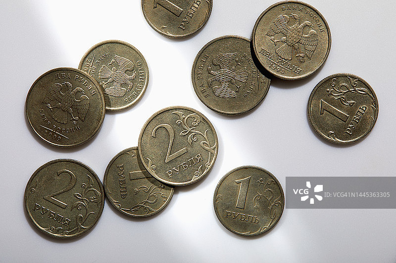 白色背景上的俄罗斯卢布俯视图图片素材