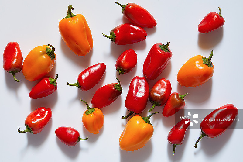 白色背景上的红色和橙色辣椒图片素材