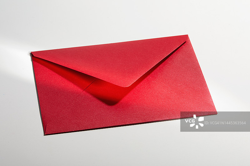 白色背景上的红色红包图片素材