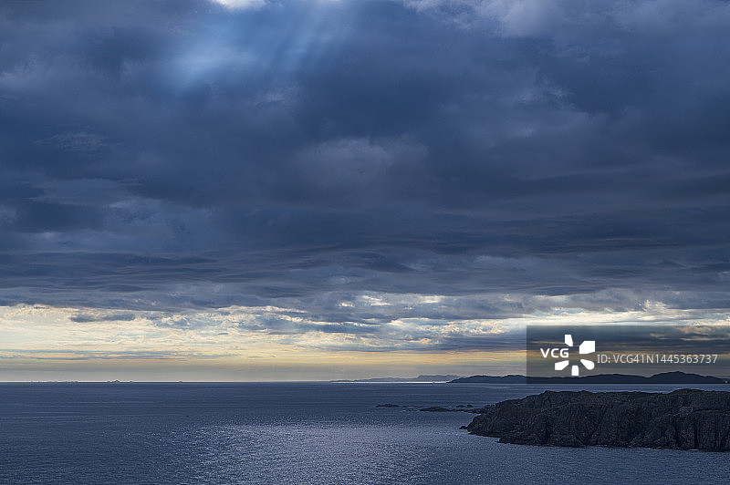 加拿大拉布拉多，纽芬兰，特威林盖特，多云日出时壮丽的海景图片素材