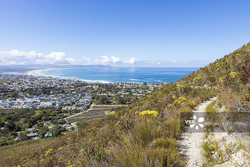 南非赫曼努斯，从徒步小径看到的城镇和海岸图片素材