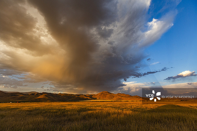 美国，爱达荷州，贝levue，田野和山丘上的壮观云彩图片素材