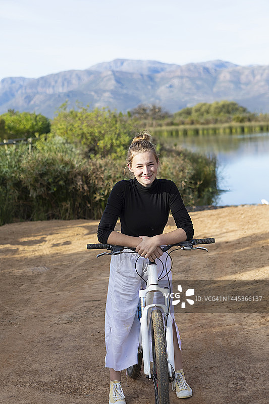 南非斯泰伦博斯：骑自行车的微笑少女（16-17岁）肖像图片素材