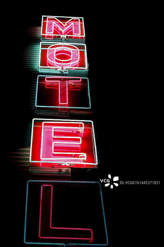 霓虹汽车旅馆标志的低角度视图图片素材