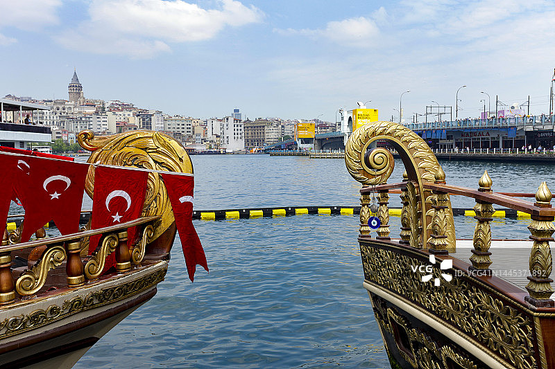 土耳其伊斯坦布尔博斯普鲁斯海峡系泊船只和金色装饰图片素材