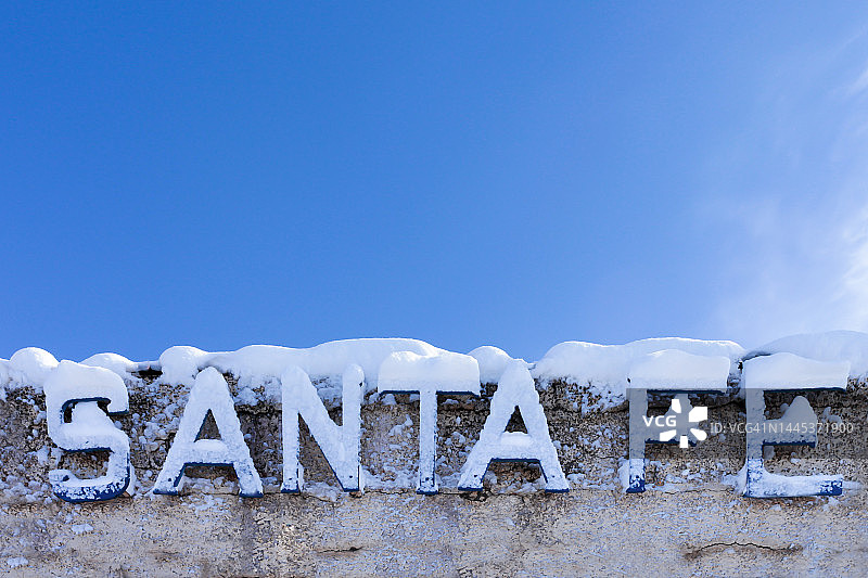 美国新墨西哥州圣达菲火车站墙上的标志图片素材