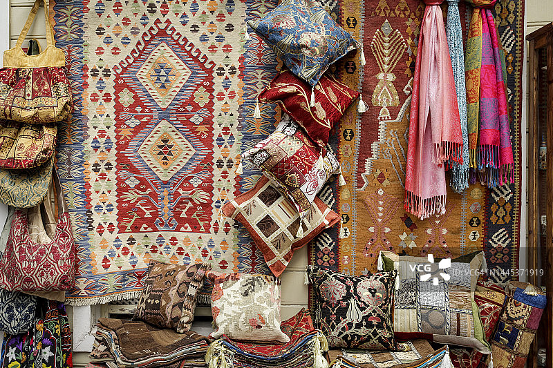 土耳其伊斯坦布尔大巴扎的纺织纪念品图片素材