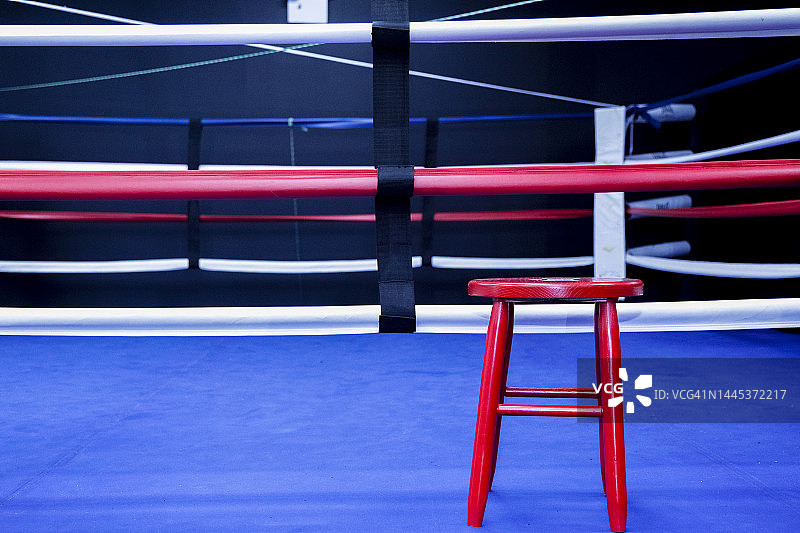 拳击台上的红色凳子图片素材