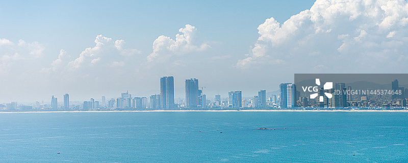 从灵应寺俯瞰岘港市全景图片素材