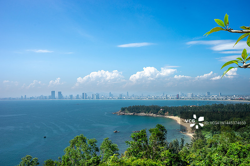 从灵应寺俯瞰岘港市全景图片素材
