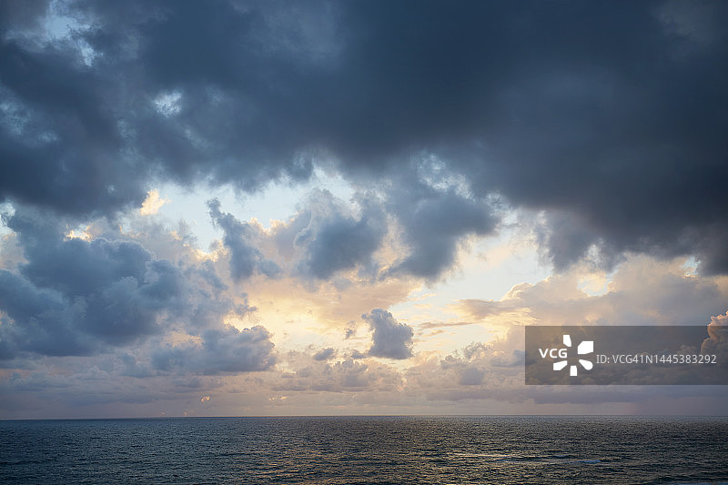 海边日落时分的壮丽天空和乌云图片素材