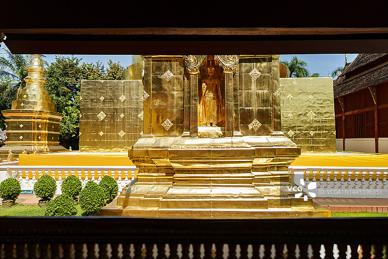 泰国清迈帕辛寺金色宝塔和那伽雕像，东南亚建筑风格图片素材