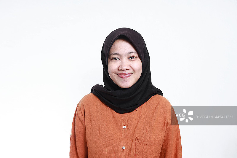 白色背景的年轻女子影棚肖像图片素材