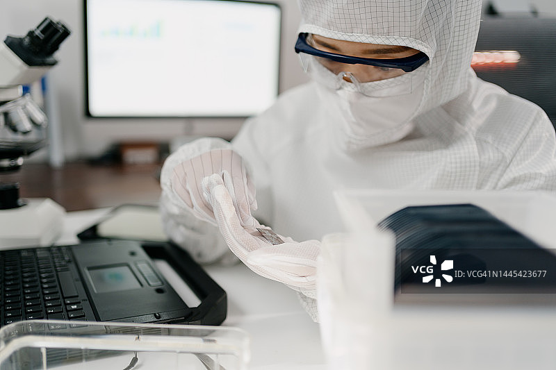 工程师在实验室检查晶圆芯片图片素材