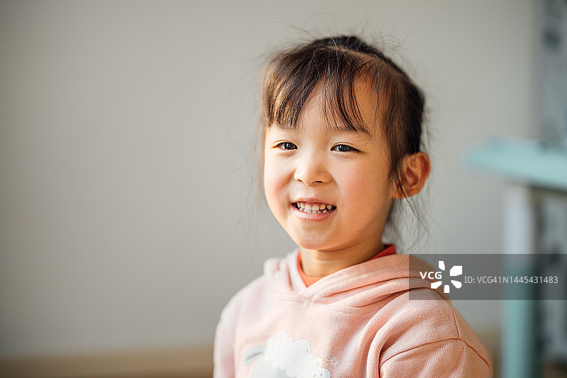 亚洲4岁女孩在家微笑特写照片图片素材