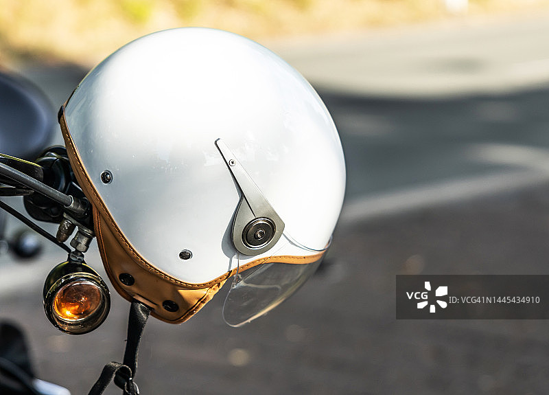 摩托车车把上的摩托车头盔图片素材