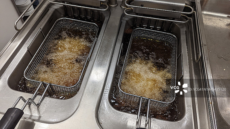 餐厅厨房里的炸锅图片素材