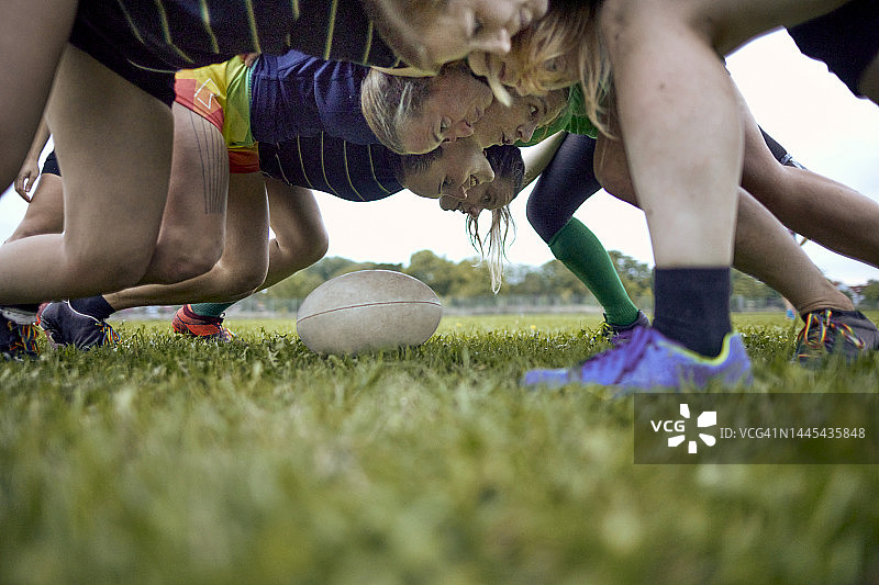 女子橄榄球队在运动场上争球图片素材