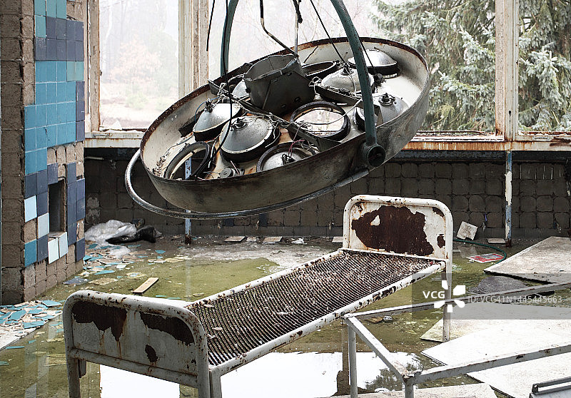 废弃医院里的旧手术室图片素材