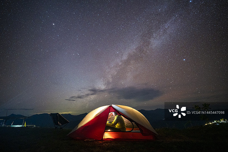 星空银河下帐篷露营图片素材