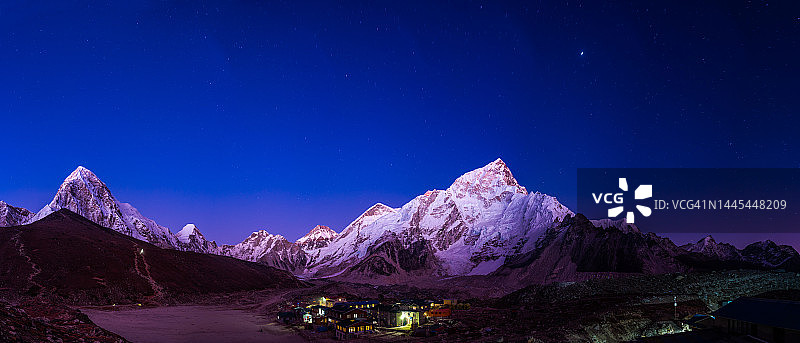 珠穆朗玛峰大本营喜马拉雅山峰全景上的闪耀星光图片素材