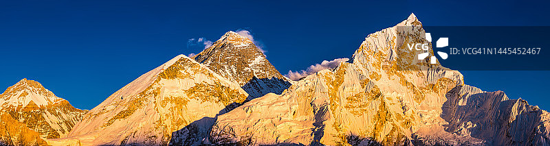 珠穆朗玛峰和努子峰日落全景（尼泊尔喜马拉雅山脉）图片素材