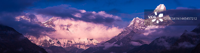 珠穆朗玛峰、洛子峰、阿玛达布朗峰的霞光与喜马拉雅山的暴风云全景图片素材