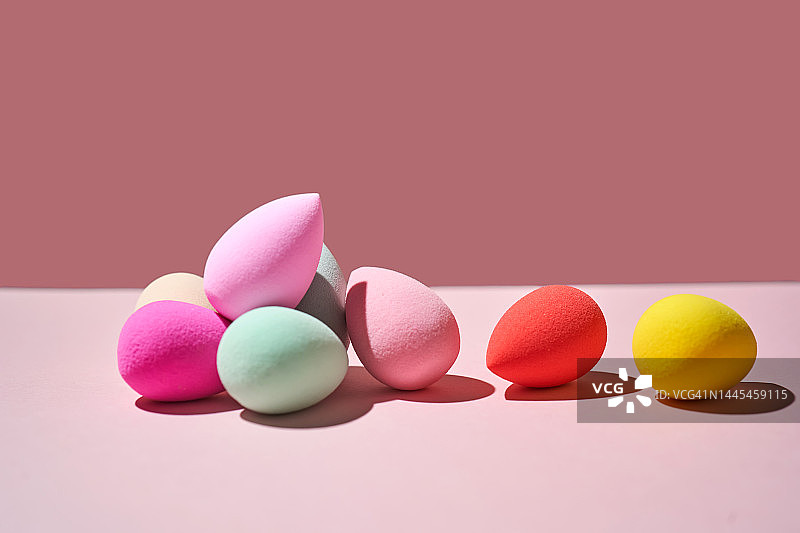 粉色背景上的化妆海绵套装图片素材