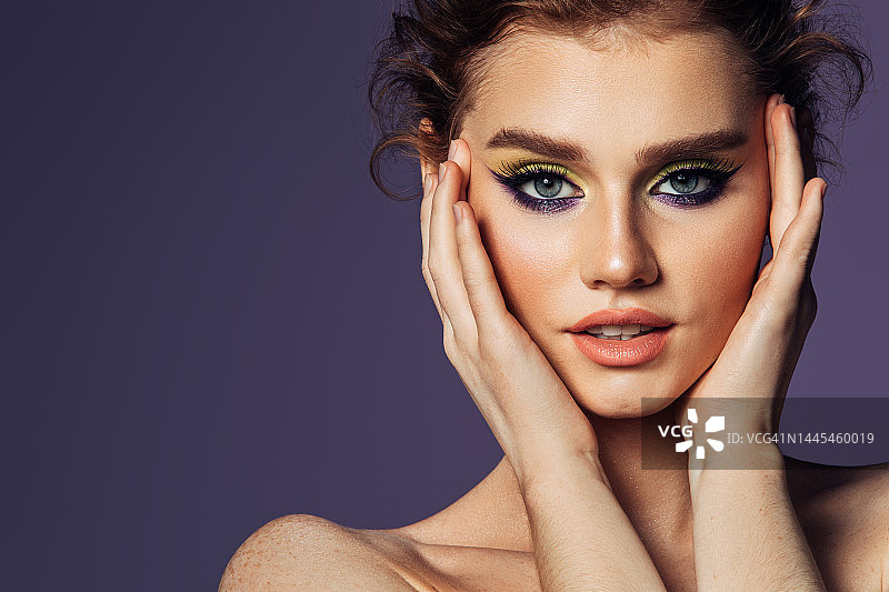 妆容精致的美丽女人图片素材