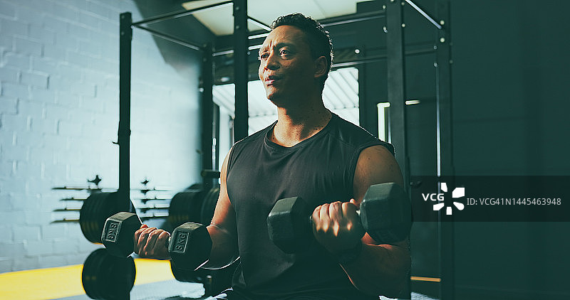 健身房锻炼：举重、运动和力量训练，打造健康生活方式图片素材