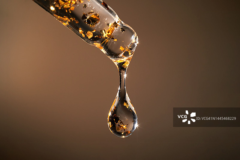 含金颗粒的精华液滴管图片素材