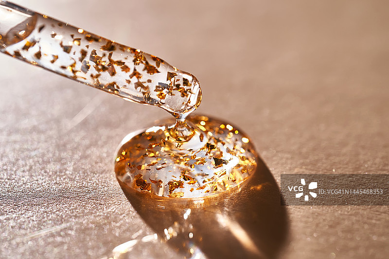 含金颗粒的精华液滴管图片素材