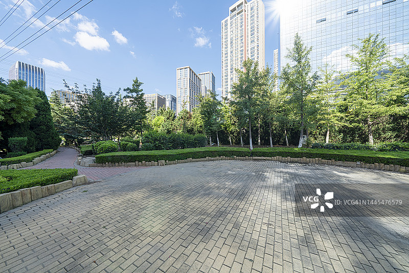 城市公园，树木，广场，办公楼图片素材