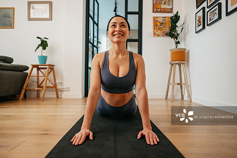 瑜伽让我放松身心图片素材