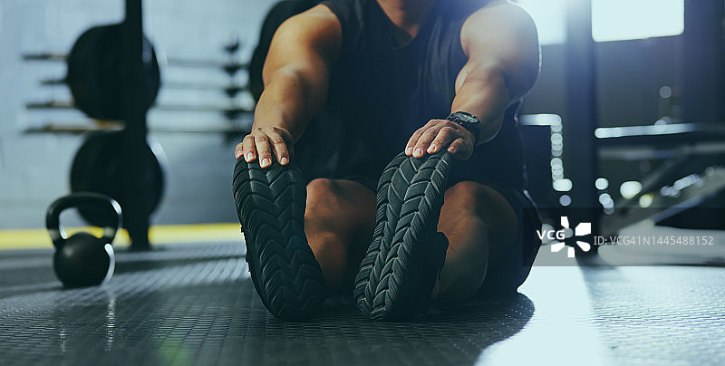 健身：男子在健身房锻炼，举重训练肌肉图片素材