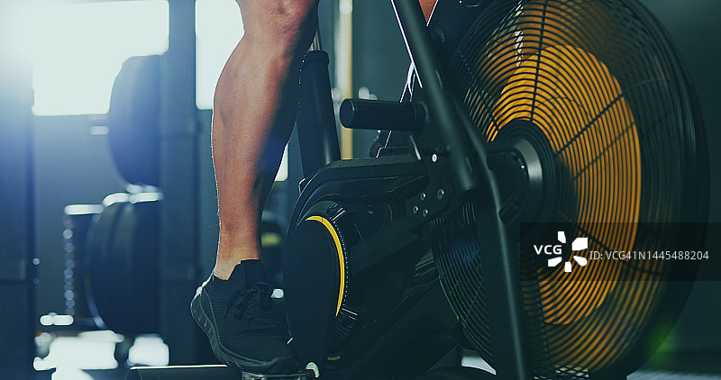 男人在健身房骑动感单车图片素材