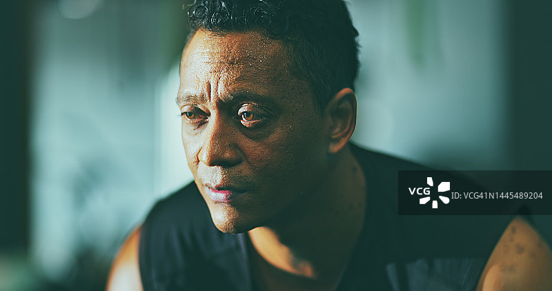 精神健康：疲惫沮丧的男子面部特写，表现压力焦虑图片素材