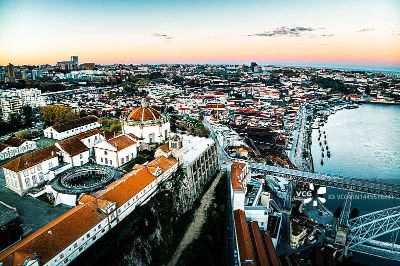 路易一世大桥上电车横跨杜罗河，波尔图无人机视角图片素材