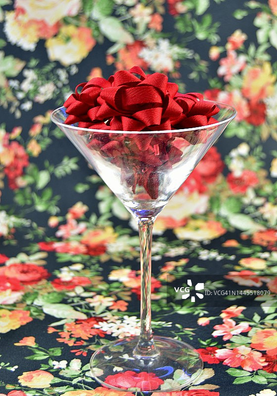 香槟酒杯与红色蝴蝶结装饰图片素材