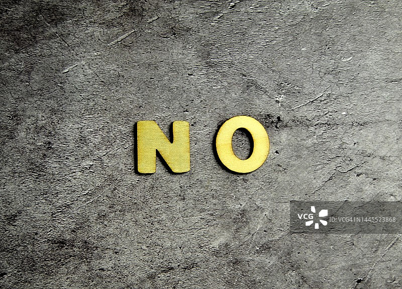 乡村背景上的“否”图片素材